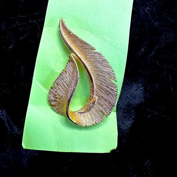 Sarah Coventry Gold Feather Pin - Picture 1 of 3